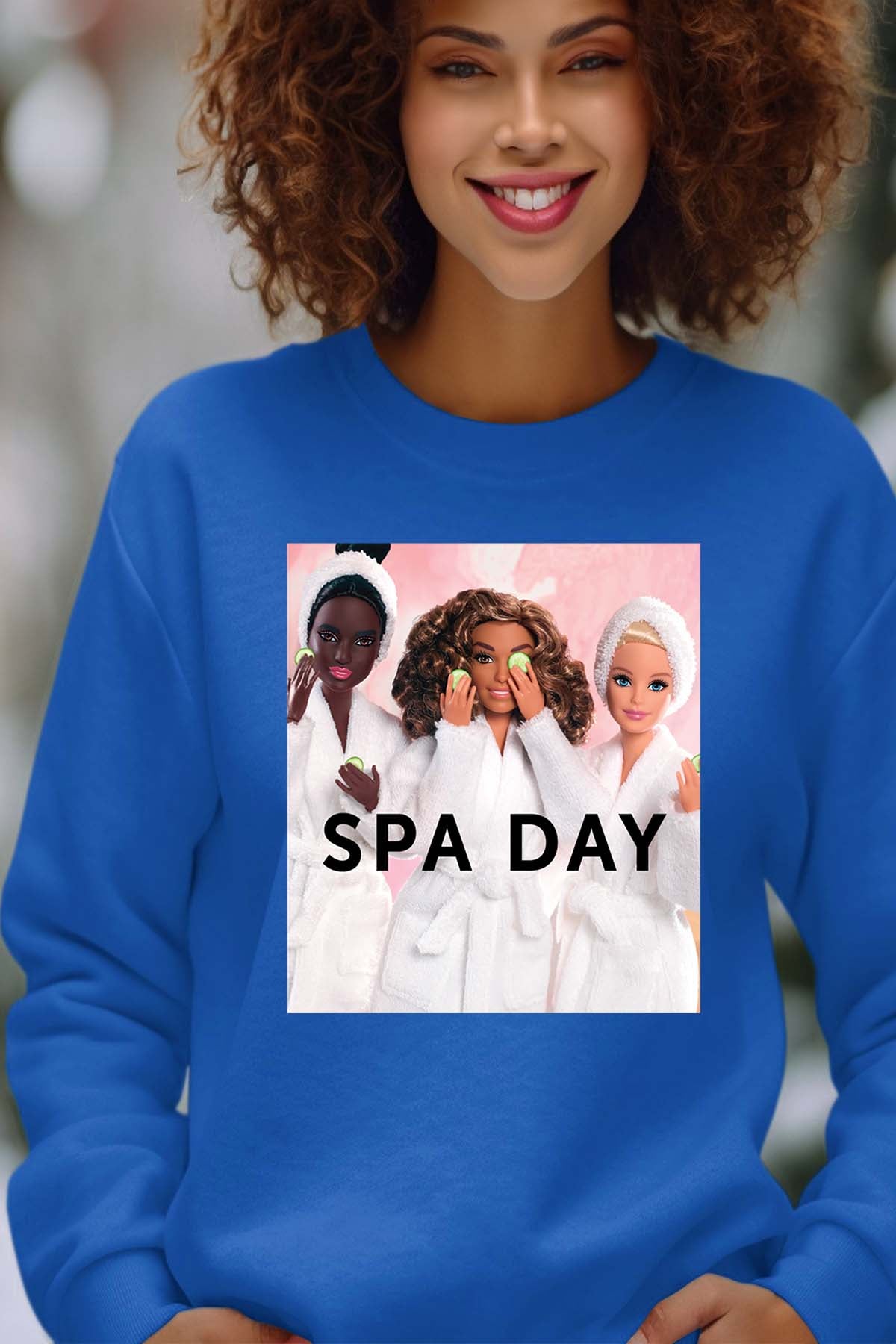 COULEUR:Bleu Roi|Sweat Col Rond Femme | Barbie Spa Day Bleu Roi